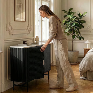 Servanta cu 3 usi Olvehok 110x40x77 cm alb marmorat/negru [en.casa]