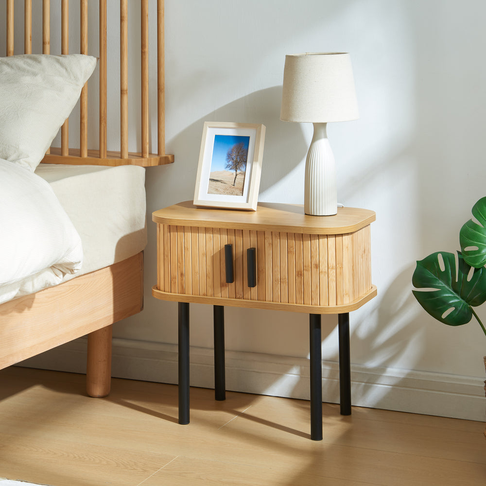 Masuta cu 2 usi glisante Tvedestrand 48x30x45cm MDF bambus metal efect lemn/negru [en.casa]